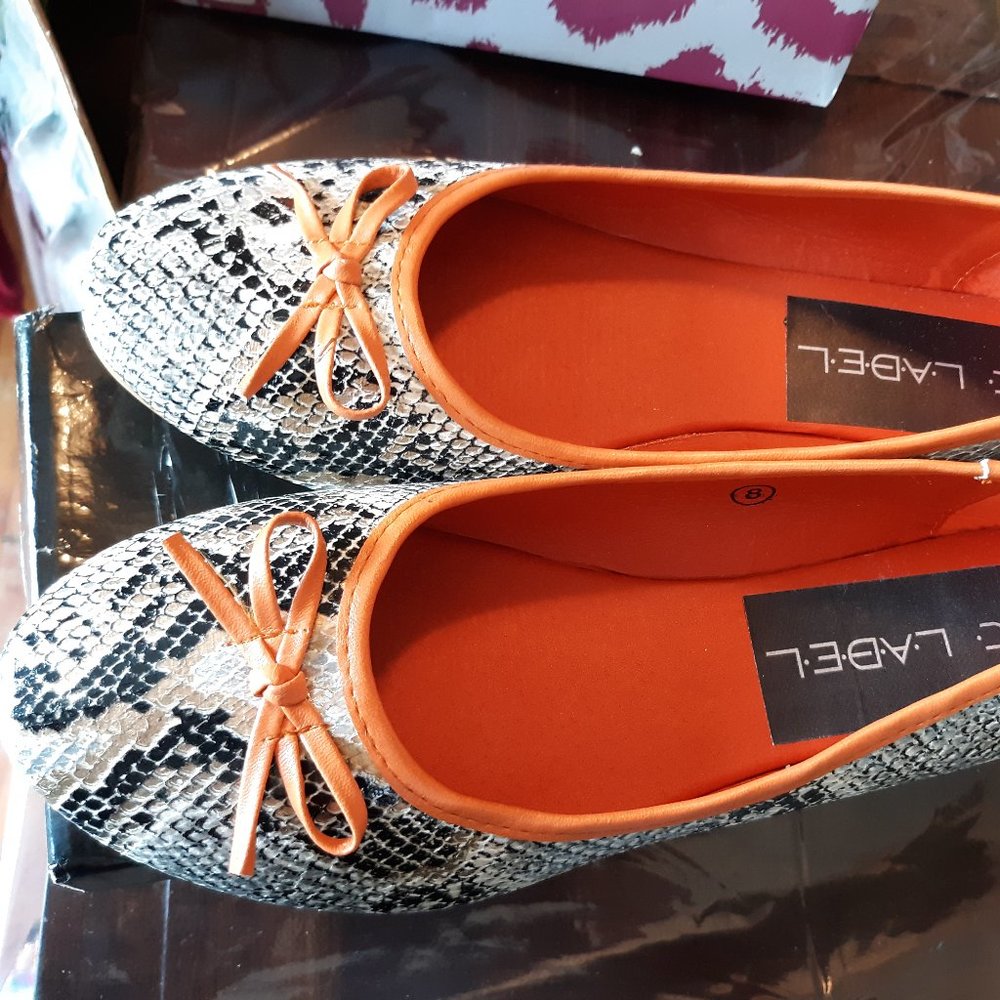 WOMANS FLATS